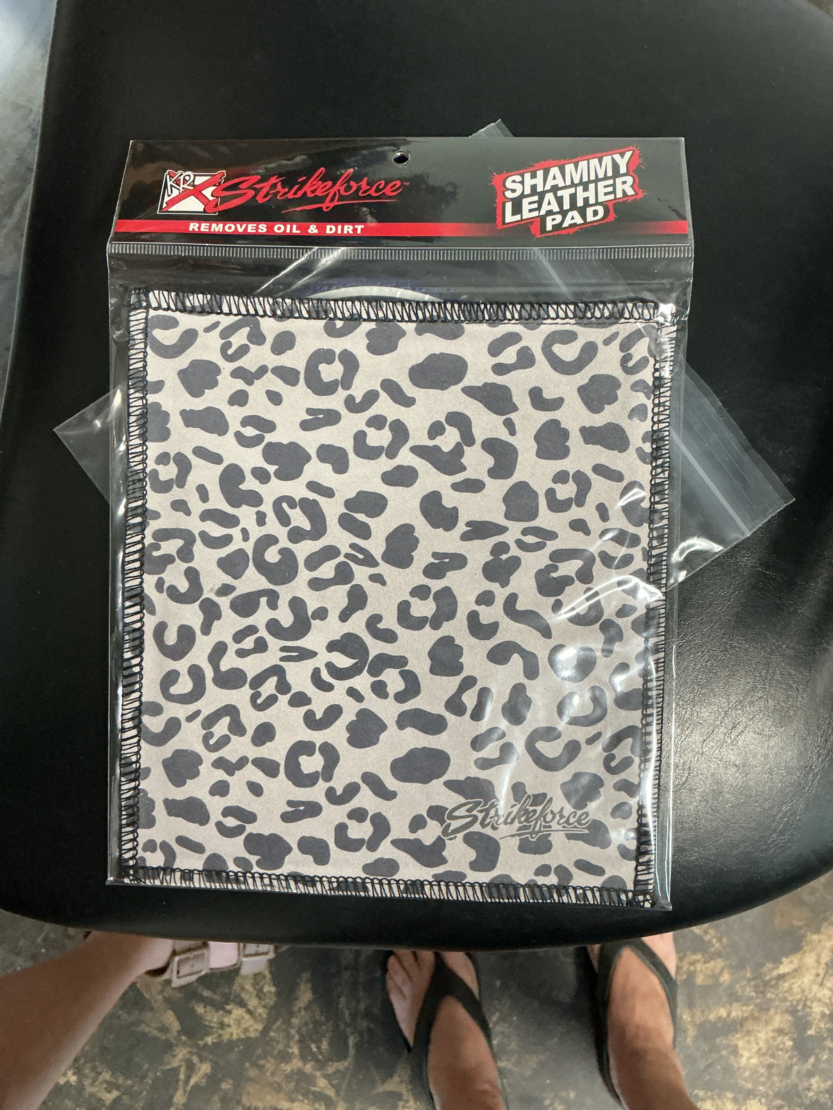 White leopard, shammy leather pad